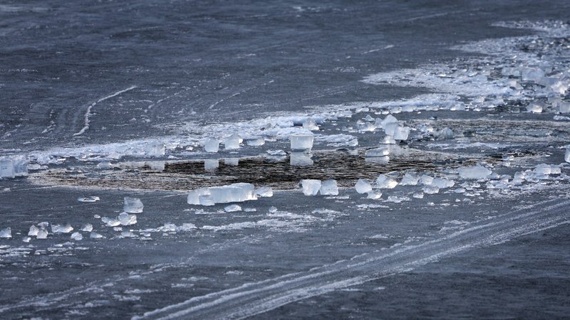 Symbolbild: Zu sehen ist eine Einbruchstelle des zugefrorenen Eibsees | Bild: picture alliance/dpa | Karl-Josef Hildenbrand Symbolbild: Zu sehen ist eine Einbruchstelle des zugefrorenen Eibsees