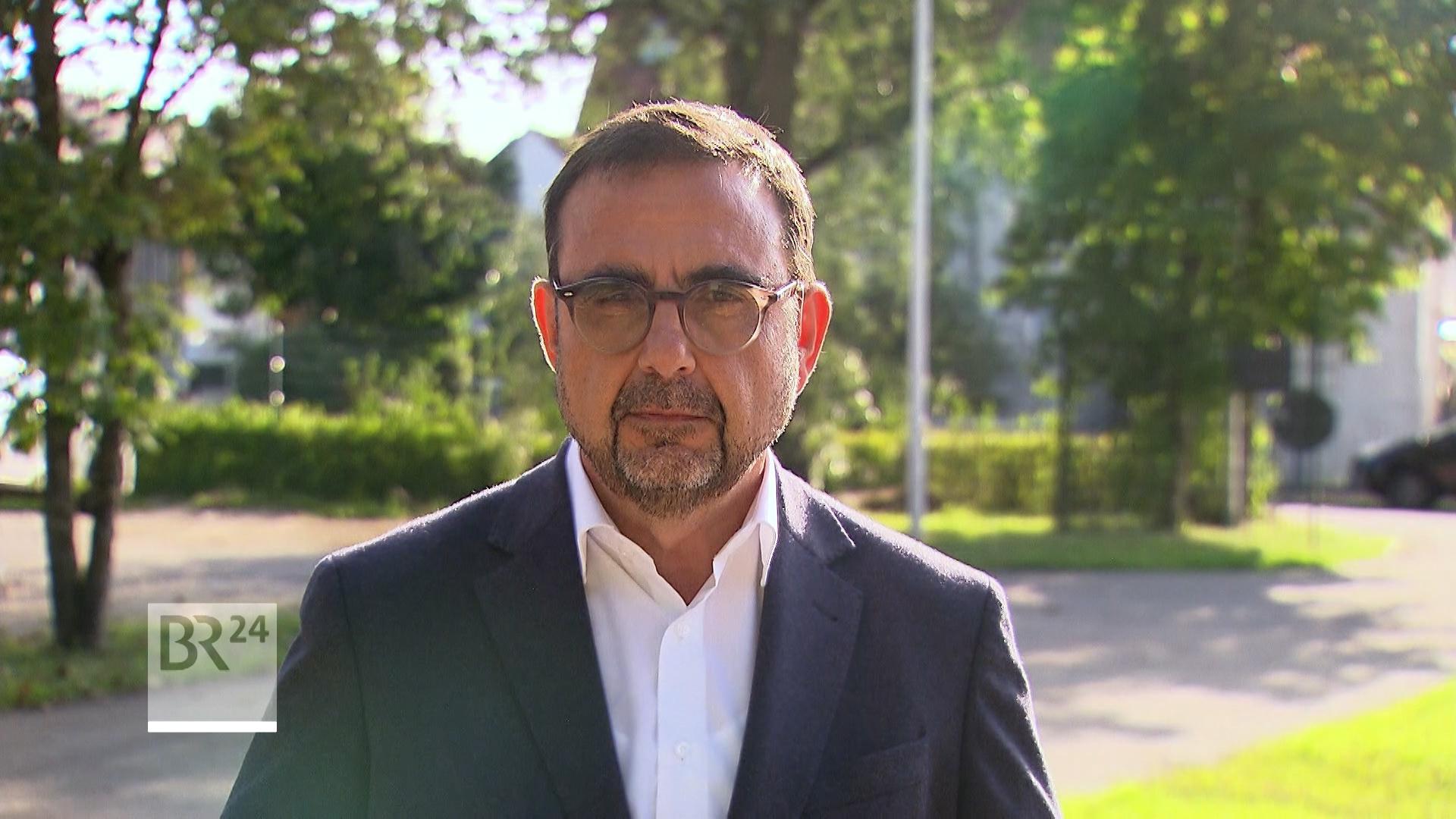 Im heute vorgestellten Infektionsschutzgesetz ab Herbst wurden Bedenken der Länder berücksichtigt, sagt Bayerns Gesundheitsminister im BR24-Interview. Holetschek, CSU, kündigt an, dass es in Bayern weiter die Maskenpflicht im ÖPNV geben wird.