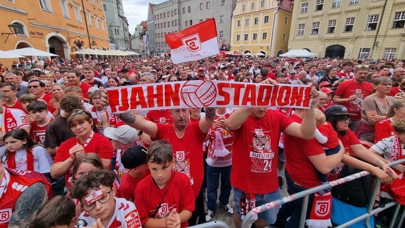 Fans in Jahn-Trikots auf dem Haidplatz in Regensburg