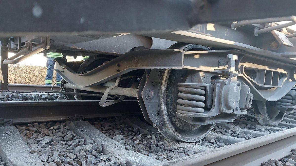 Die Waggonräder stehen auf gebrochenen Betonschwellen. | Bild: Bundespolizei Die Waggonräder stehen auf gebrochenen Betonschwellen.