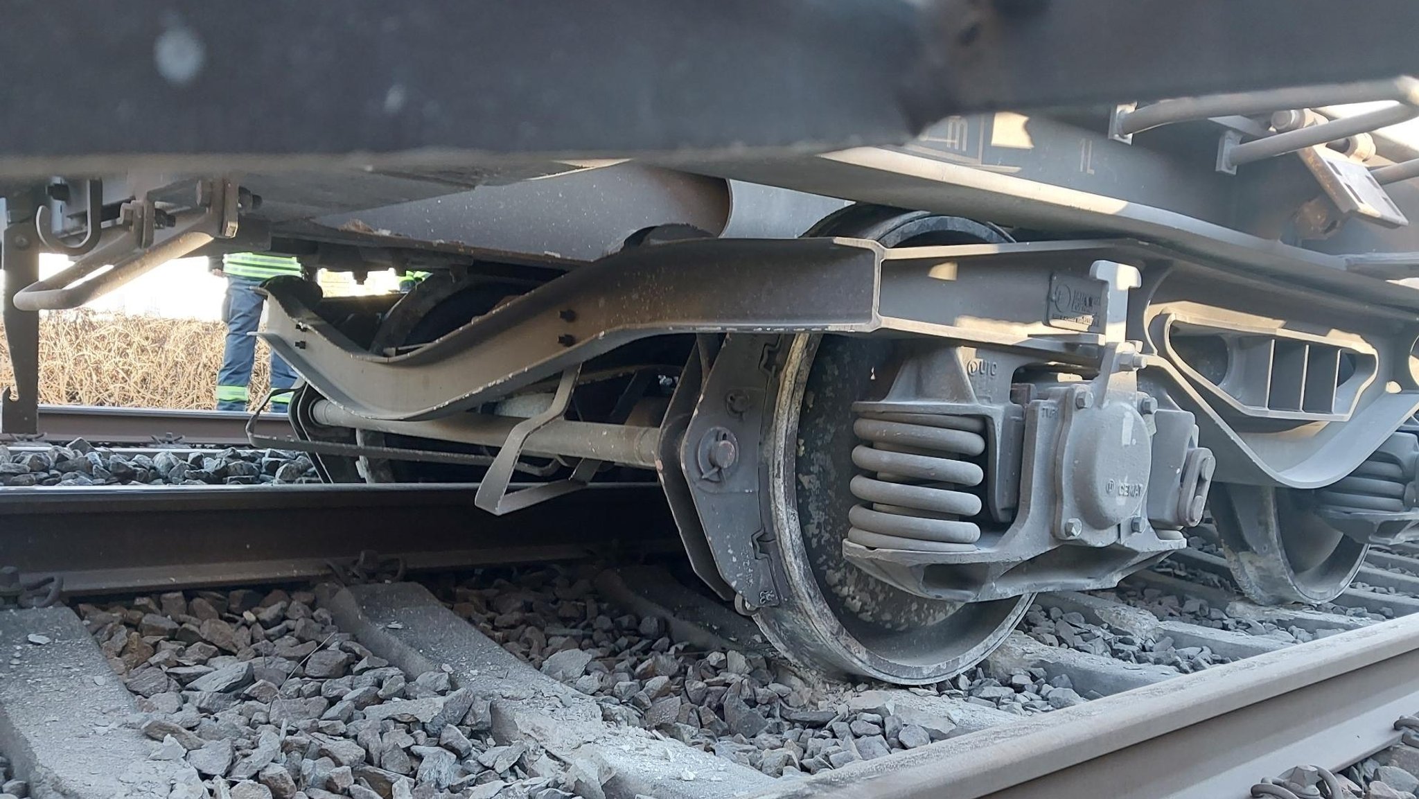 Die Waggonräder stehen auf gebrochenen Betonschwellen. | Bild: Bundespolizei Die Waggonräder stehen auf gebrochenen Betonschwellen.