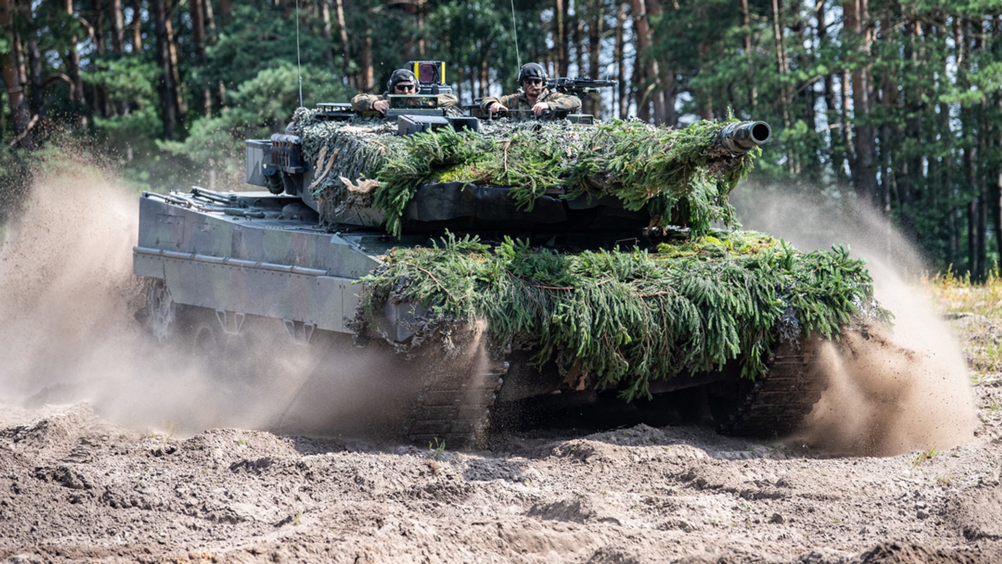 ARCHIV: Nordrhein-Westfalen, Augustdorf: Ein Kampfpanzer vom Typ Leopard 2 A6 der Panzerbrigade 21 "Lipperland", fährt durch das Truppenübungsgelände in Augustdorf.