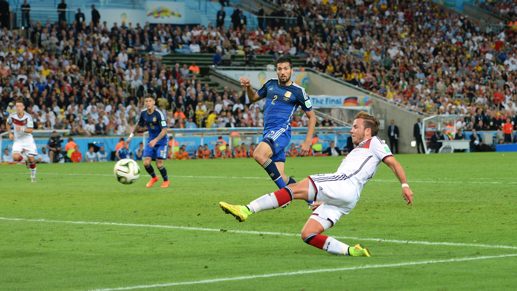 Mario Götze (r.) bei seinem Siegtreffer im Finale der WM 2014