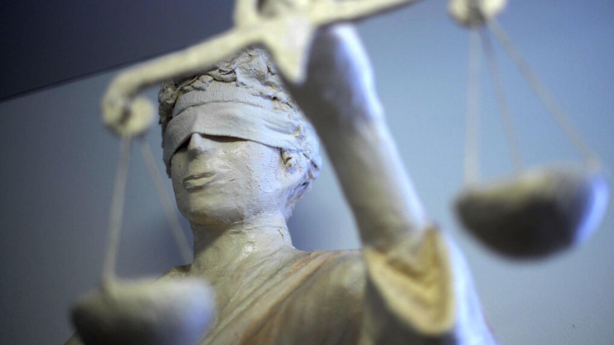 Justitia mit verbundenen Augen und einer Waage in der Hand