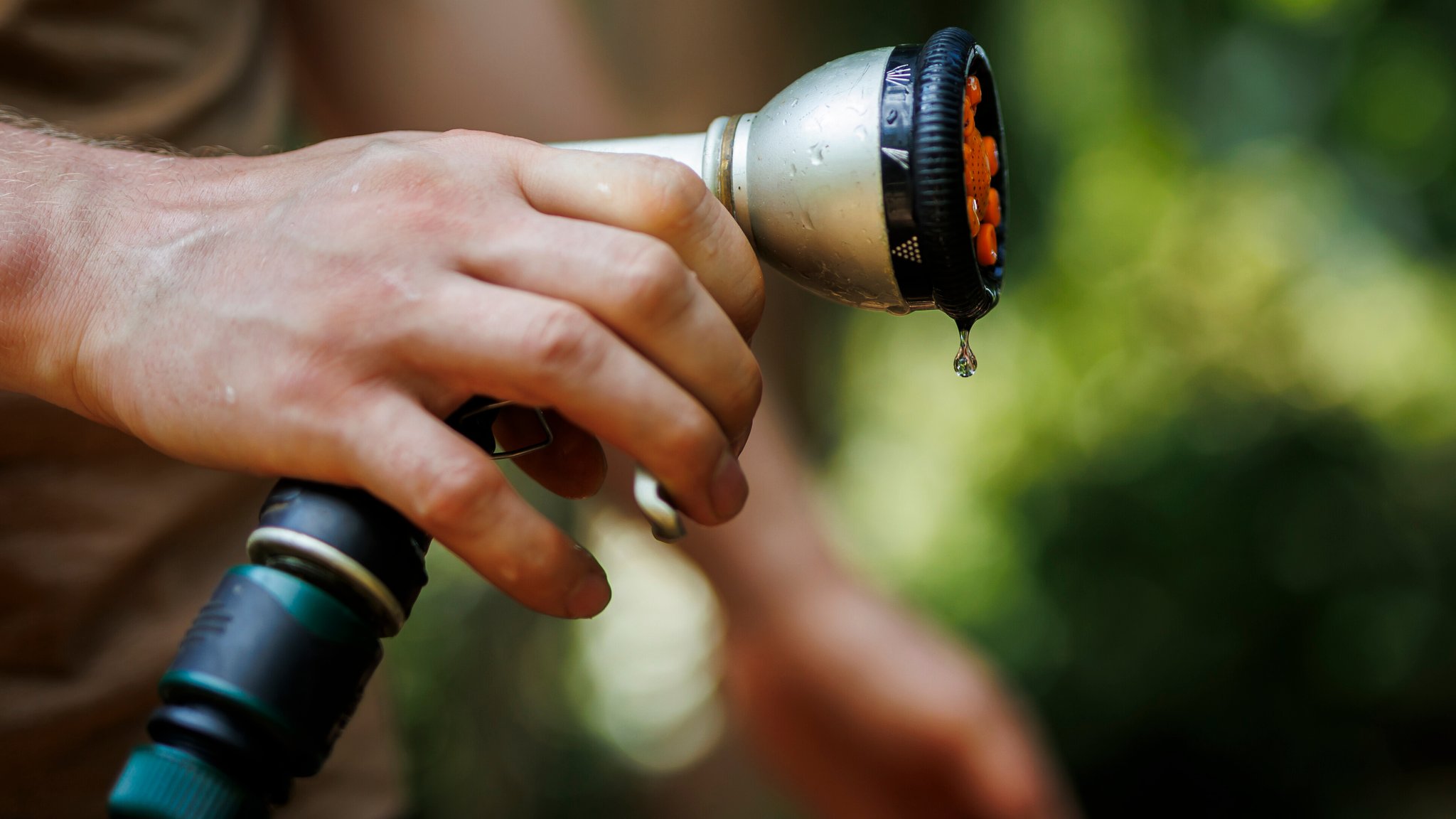 Wasser tropft aus einem Gartenschlauch (Archiv- und Symbolbild) | Bild: picture alliance / photothek.de|Amrei Schulz Wasser tropft aus einem Gartenschlauch (Archiv- und Symbolbild)