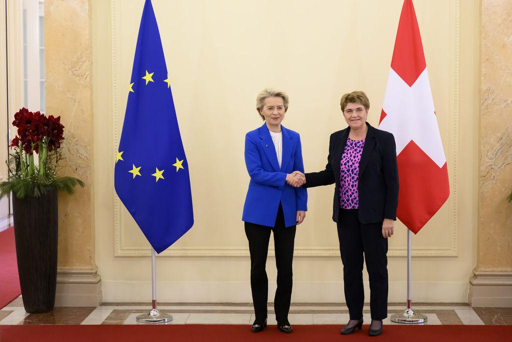 20.12.2024, Schweiz, Bern: Die Schweizer Bundespräsidentin Viola Amherd (r) schüttelt der Präsidentin der Europäischen Kommission Ursula von der Leyen vor einem bilateralen Treffen die Hand. Foto: Alessandro Della Valle/KEYSTONE/dpa +++ dpa-Bildfunk +++