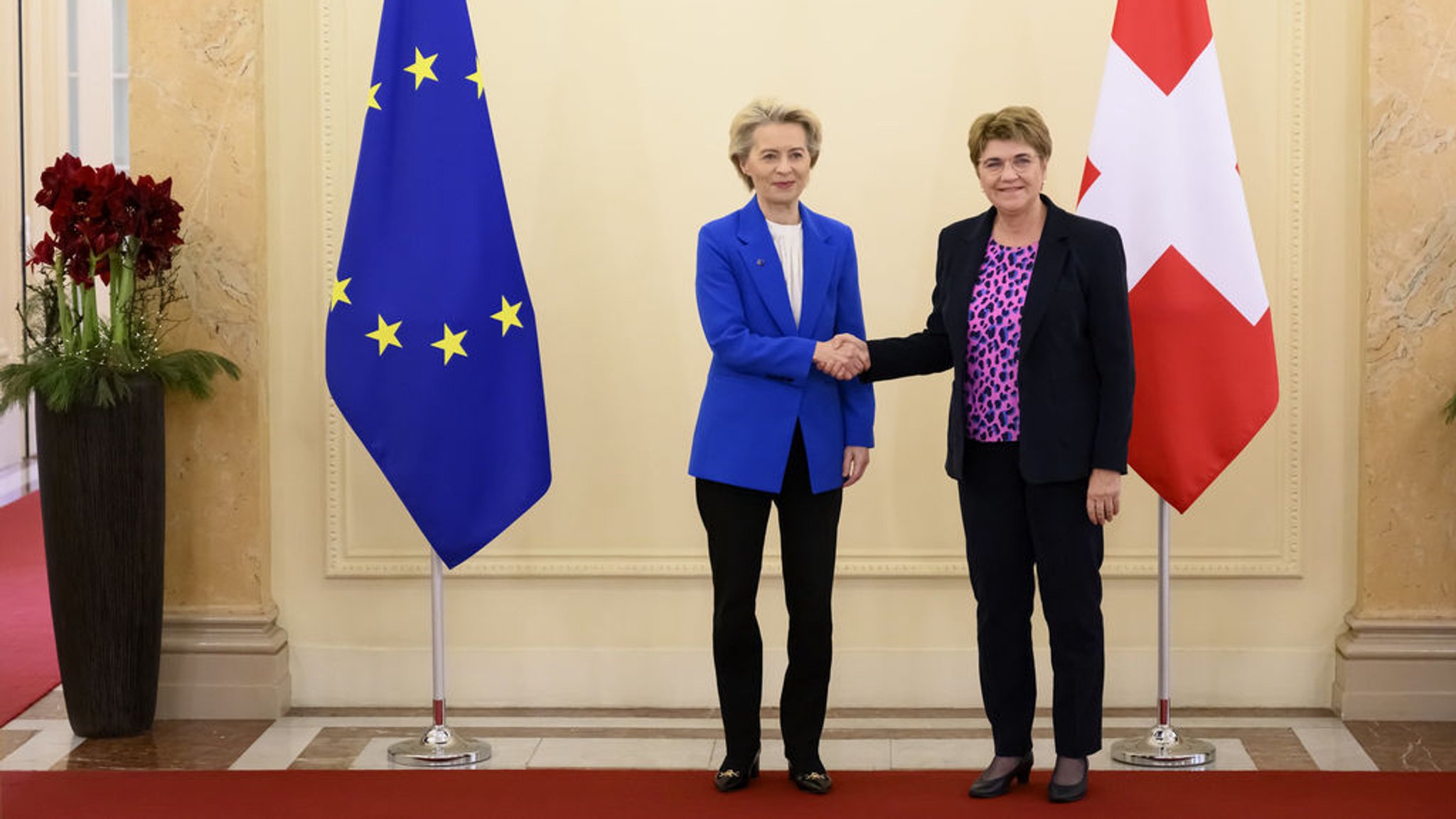 20.12.2024, Schweiz, Bern: Die Schweizer Bundespräsidentin Viola Amherd (r) schüttelt der Präsidentin der Europäischen Kommission Ursula von der Leyen vor einem bilateralen Treffen die Hand. Foto: Alessandro Della Valle/KEYSTONE/dpa +++ dpa-Bildfunk +++