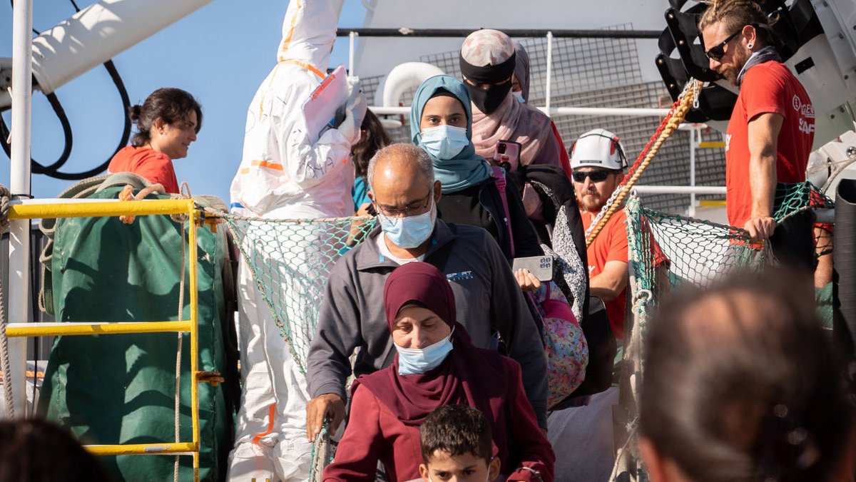 Italien, Ravenna - 25. September: Gerettete Migranten verlassen ein Rettungsschiff. 