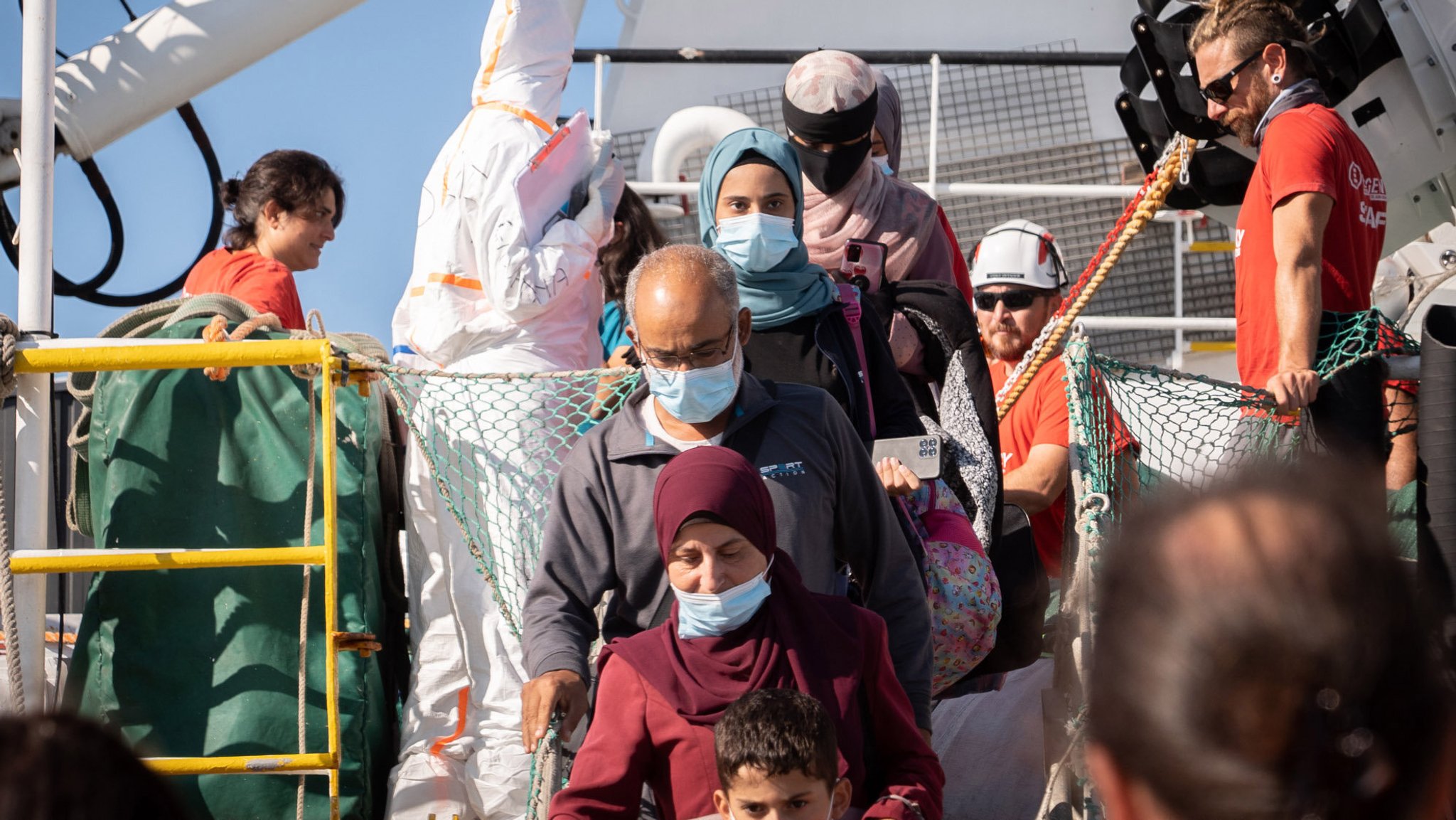 Italien, Ravenna - 25. September: Gerettete Migranten verlassen ein Rettungsschiff. 