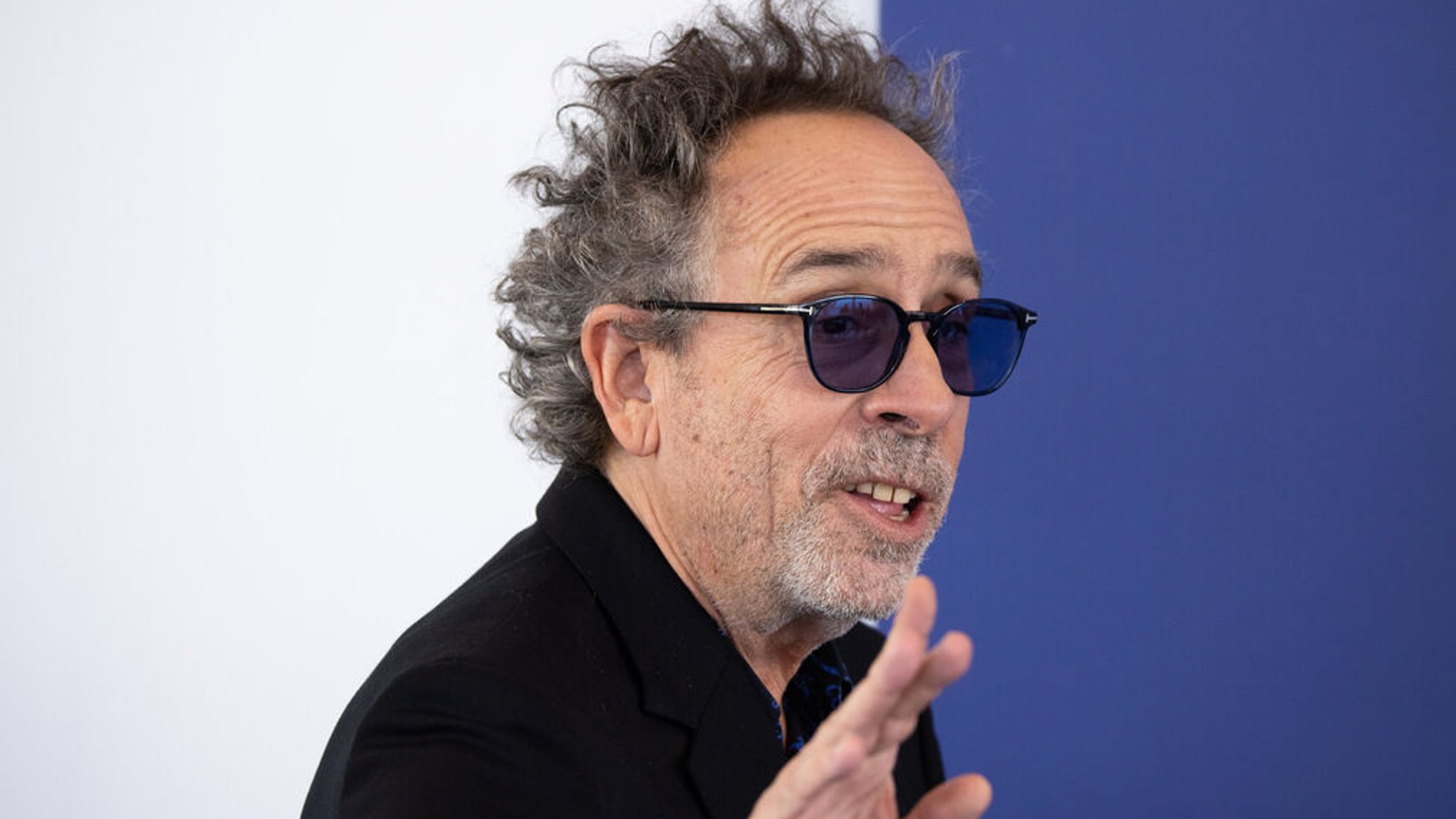 Tim Burton, Autor, Regisseur und Künstler aus den USA, posiert während eines Fototermins des Eröffnungsfilms «Beetlejuice Beetlejuice» während der 81. Internationalen Filmfestspiele Venedig.