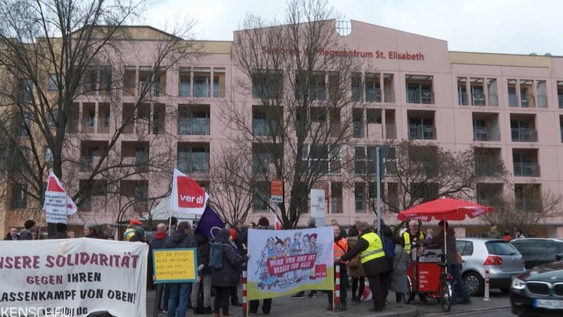 Pflegekräfte demonstrieren vor dem Senioren- und Pflegezentrum St. Elisabeth in Nürnberg.