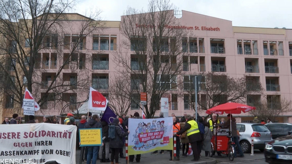 Pflegekräfte demonstrieren vor dem Senioren- und Pflegezentrum St. Elisabeth in Nürnberg. | Bild: BR Pflegekräfte demonstrieren vor dem Senioren- und Pflegezentrum St. Elisabeth in Nürnberg.