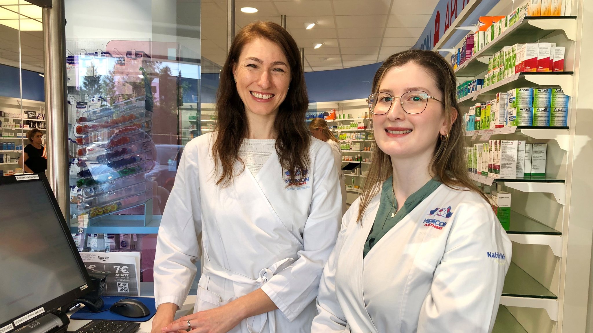 Apothekenhelferin Kateryna Sikorska (li) mit Filialleiterin Fatma Karakas in einer Medicon-Apotheke in Nürnberg.