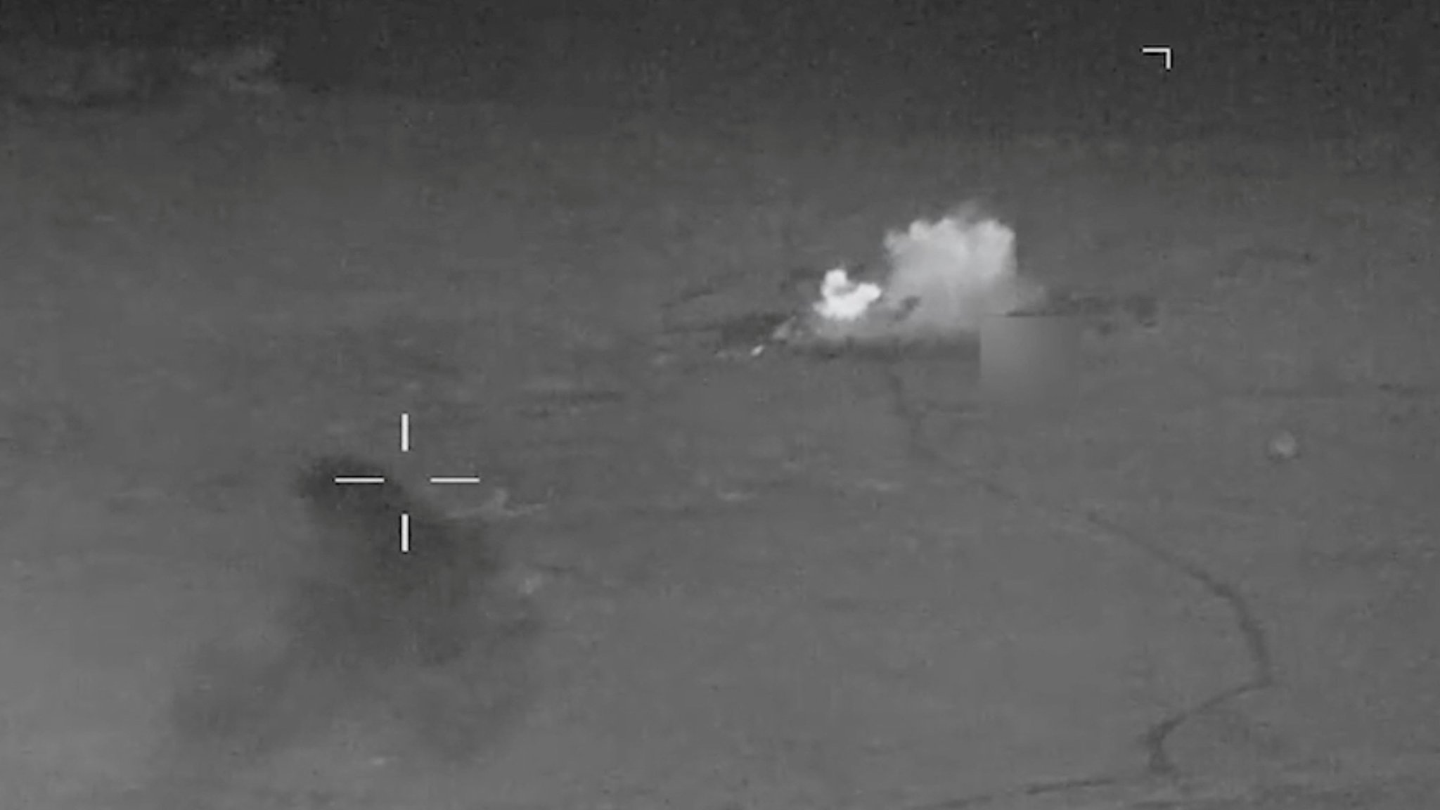 Ein vom US-Regionalkommando Centcom veröffentlichtes Foto soll einen US-Angriff auf iranische Ziele zeigen. | Bild: Reuters Ein vom US-Regionalkommando Centcom veröffentlichtes Foto soll einen US-Angriff auf iranische Ziele zeigen.