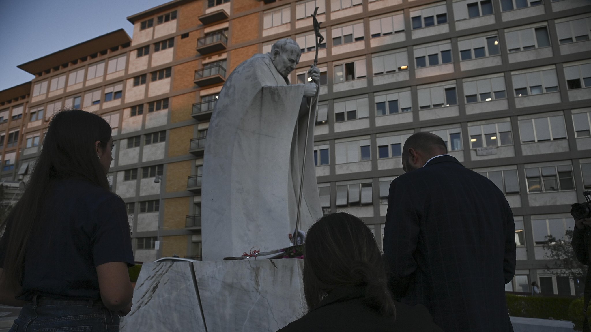 Gläubige beten vor dem Gemelli-Krankenhaus für Papst XIV. | Bild: picture alliance / Anadolu | Isabella Bonotto Gläubige beten vor dem Gemelli-Krankenhaus für Papst XIV.