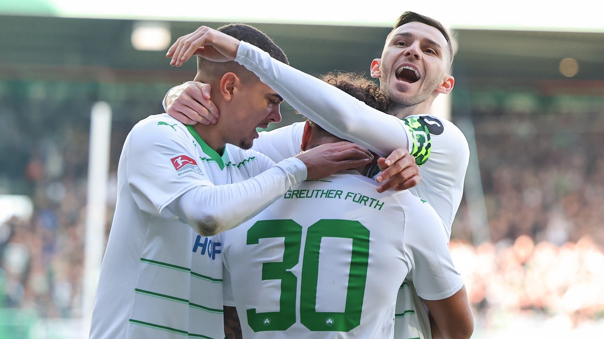 Fürth feiert ein Tor gegen den 1. FC Nürnberg