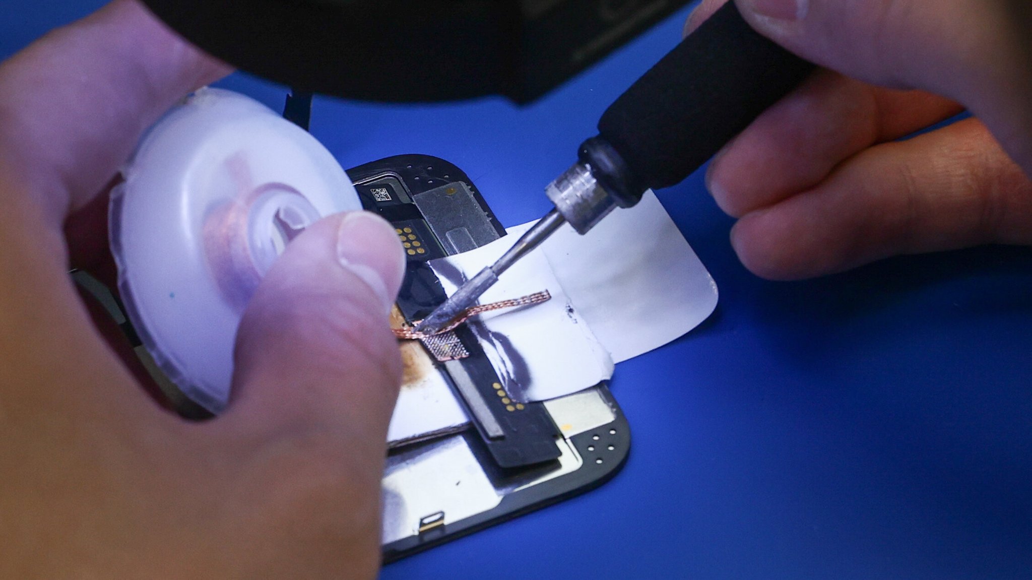 Handy-Reparatur | Bild: picture alliance / globallookpress.com | Petrov Sergey Handy-Reparatur