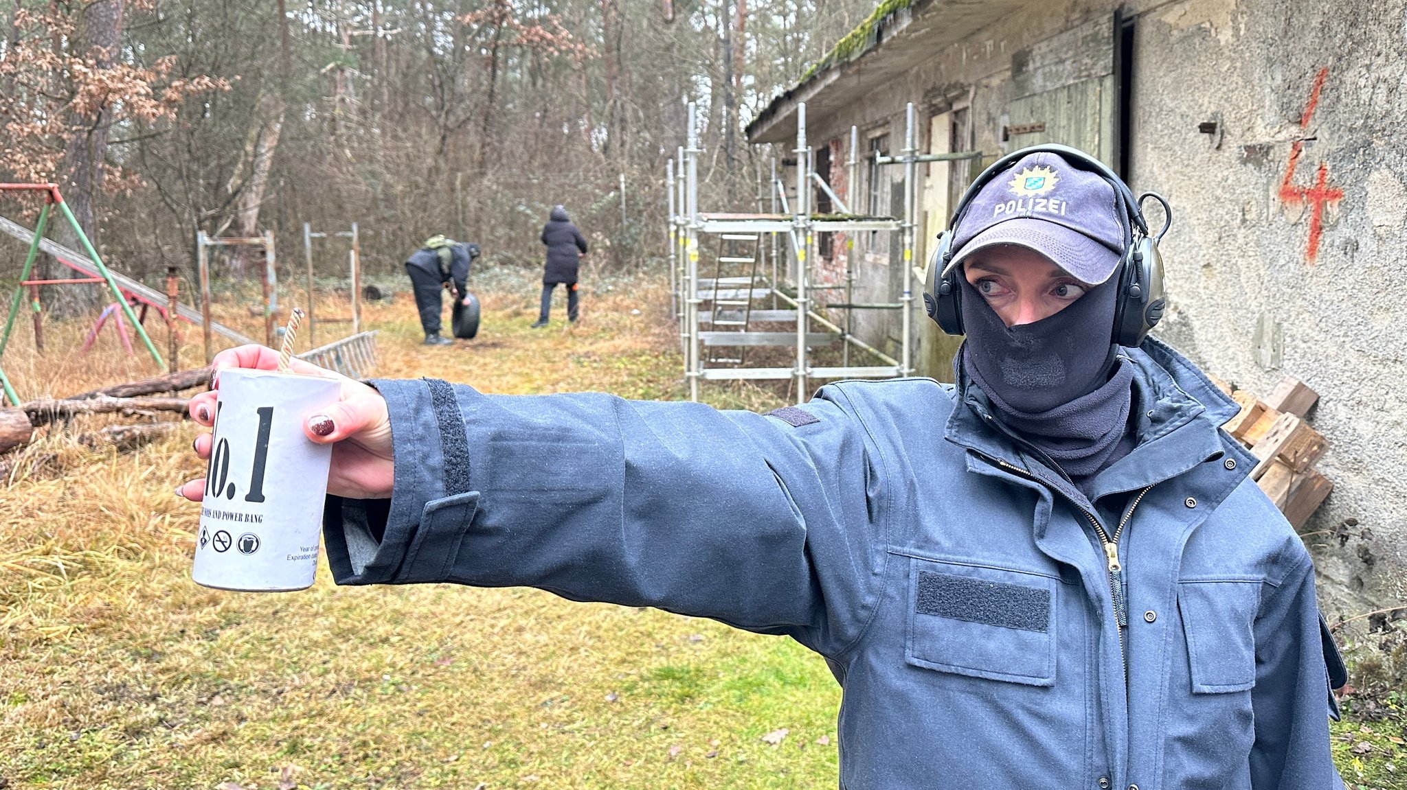 Eine Polizeibeamtin des LKA Bayern präsentiert einen Feuerwerkskörper der Kategorie 4. | Bild: BR / Justus Flöter Eine Polizeibeamtin des LKA Bayern präsentiert einen Feuerwerkskörper der Kategorie 4.