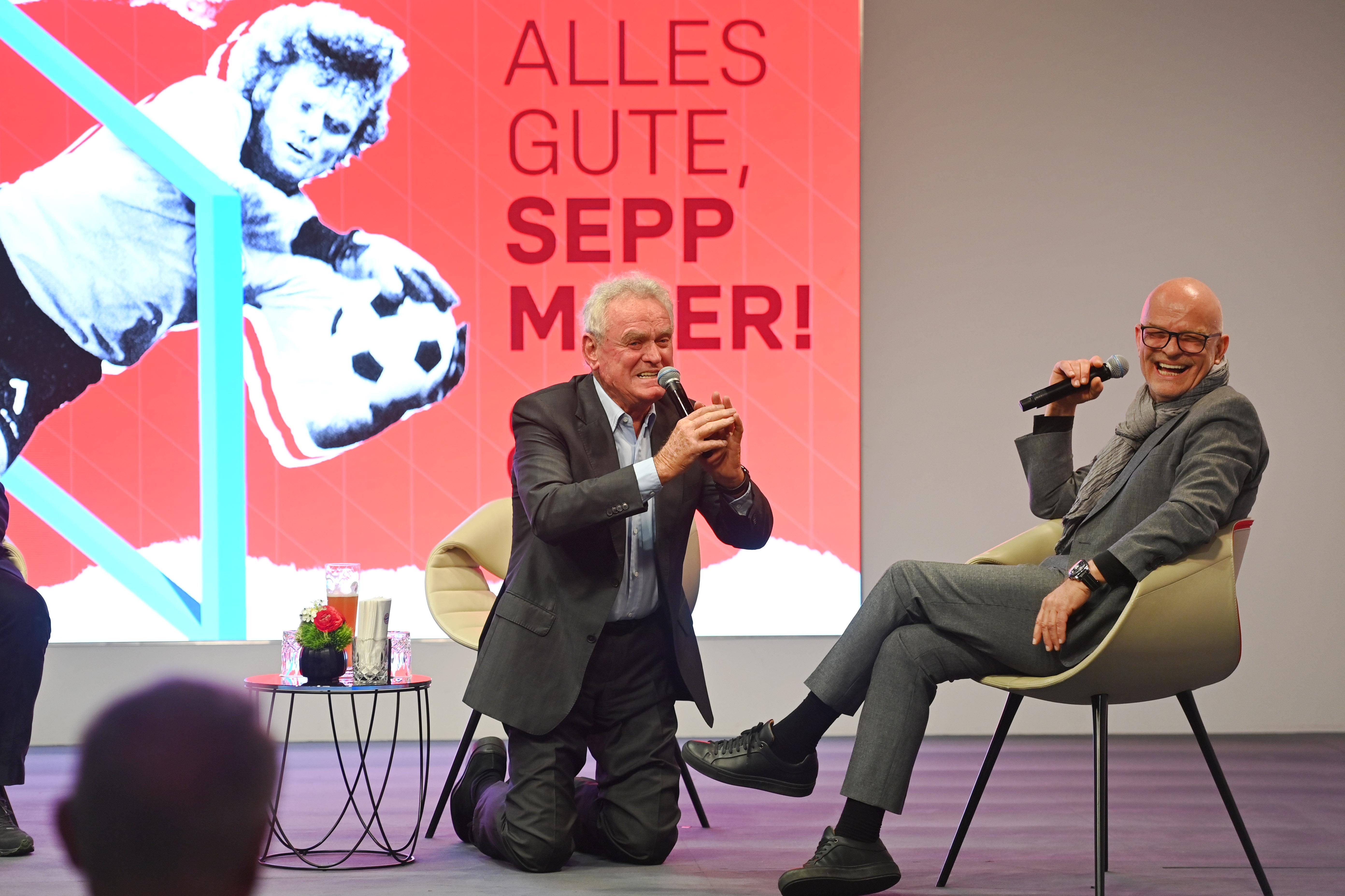 Auf den Knien: Der FC Bayern widmet Sepp Maier eine Sonderausstellung