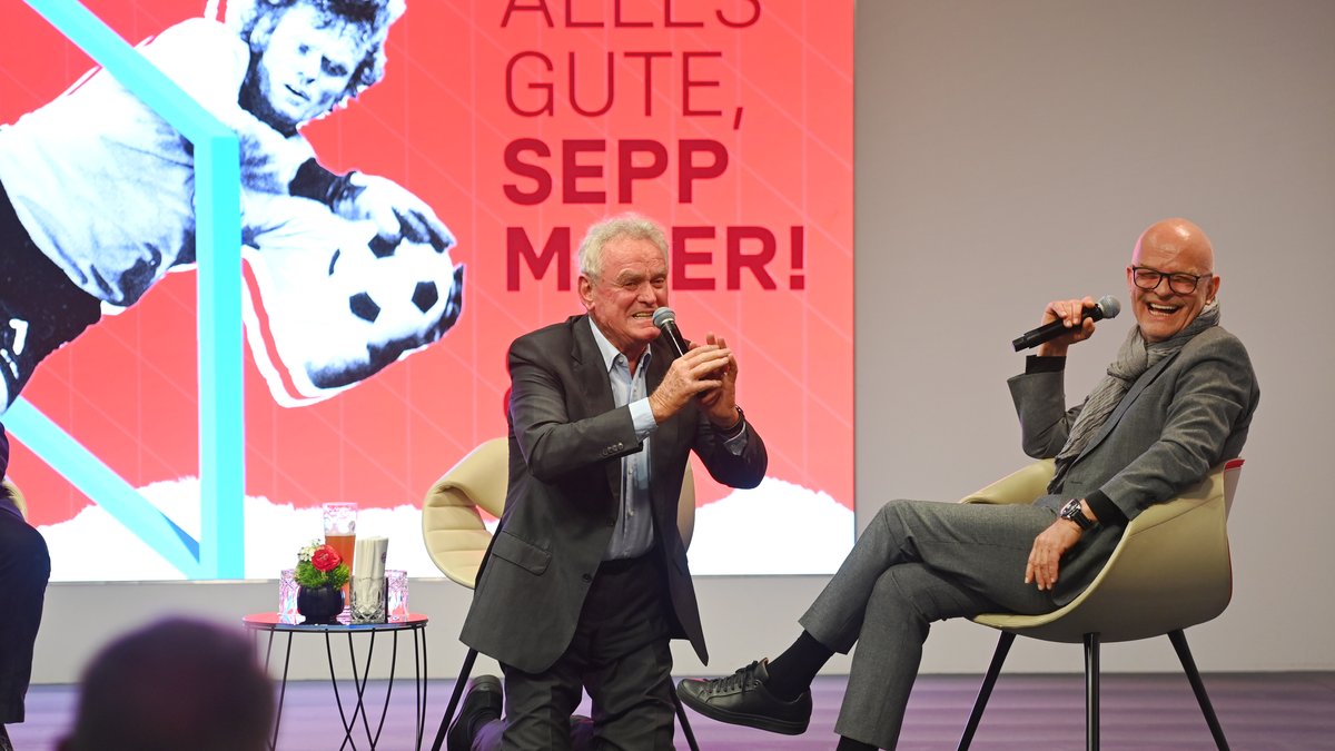 Auf den Knien: Der FC Bayern widmet Sepp Maier eine Sonderausstellung