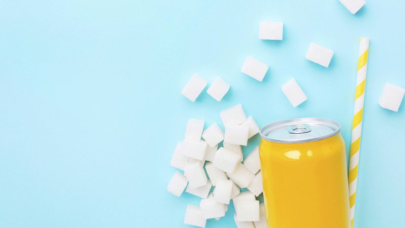 Softdrinkdose mit Würfelzucker und Strohhalm | Bild: picture-alliance/imageBROKER | Oleksandr Latkun Softdrinkdose mit Würfelzucker und Strohhalm