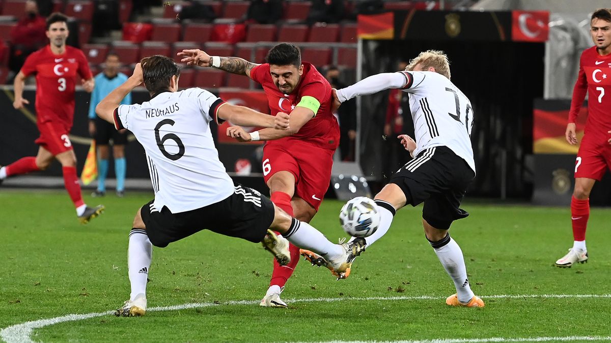 Wieder Nur Remis Junge Dfb Elf Zahlt Gegen Turkei Lehrgeld Br24