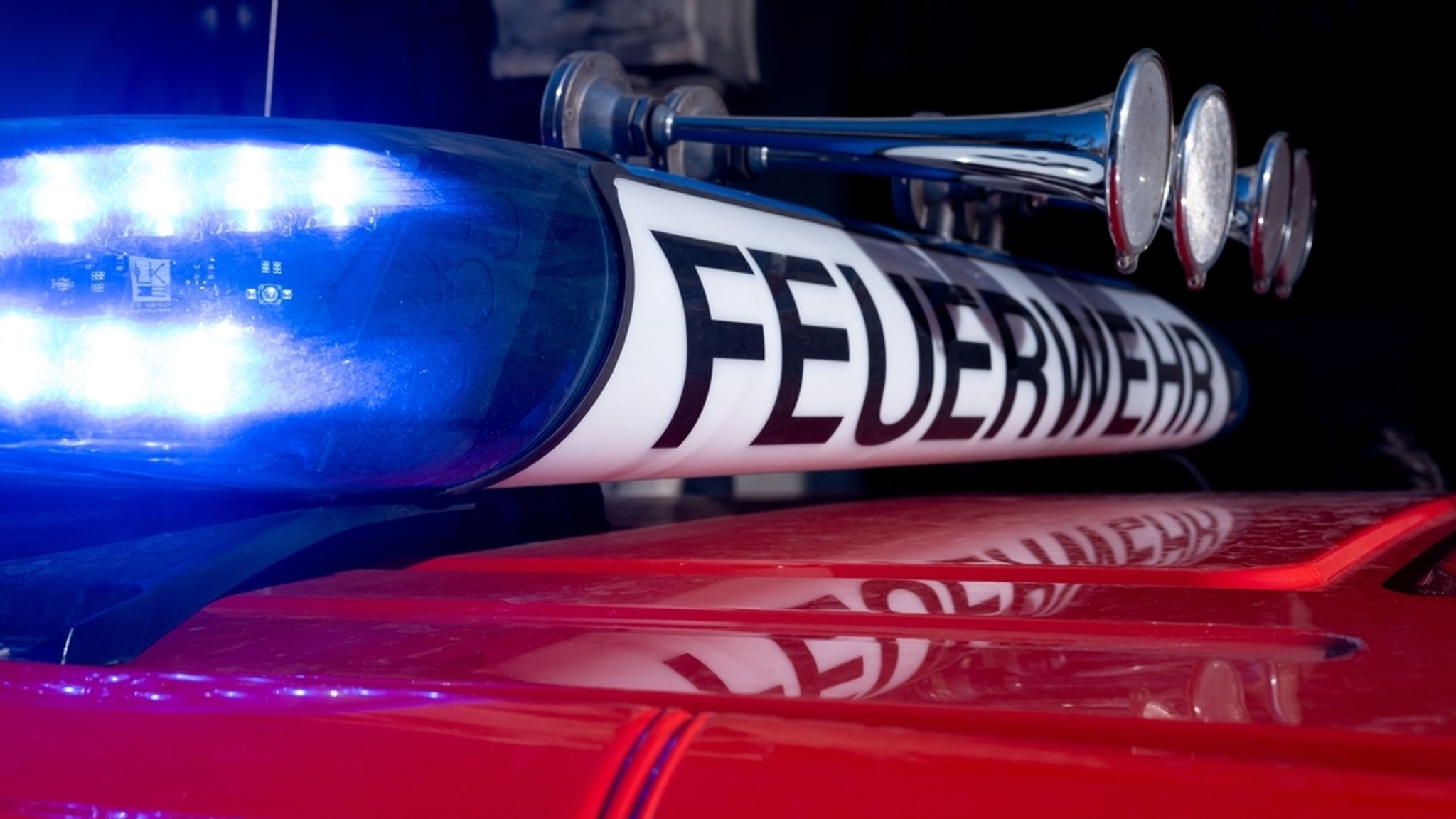 Symbolbild: Ein Fahrzeug der Berufsfeuerwehr München mit der Aufschrift "Feuerwehr". | Bild: dpa-Bildfunk/Niklas Treppner Symbolbild: Ein Fahrzeug der Berufsfeuerwehr München mit der Aufschrift "Feuerwehr".