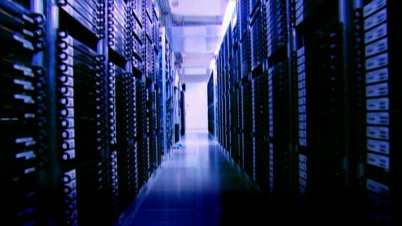 Blick in ein Rechenzentrum | Bild: BR / SWR Blick in ein Rechenzentrum