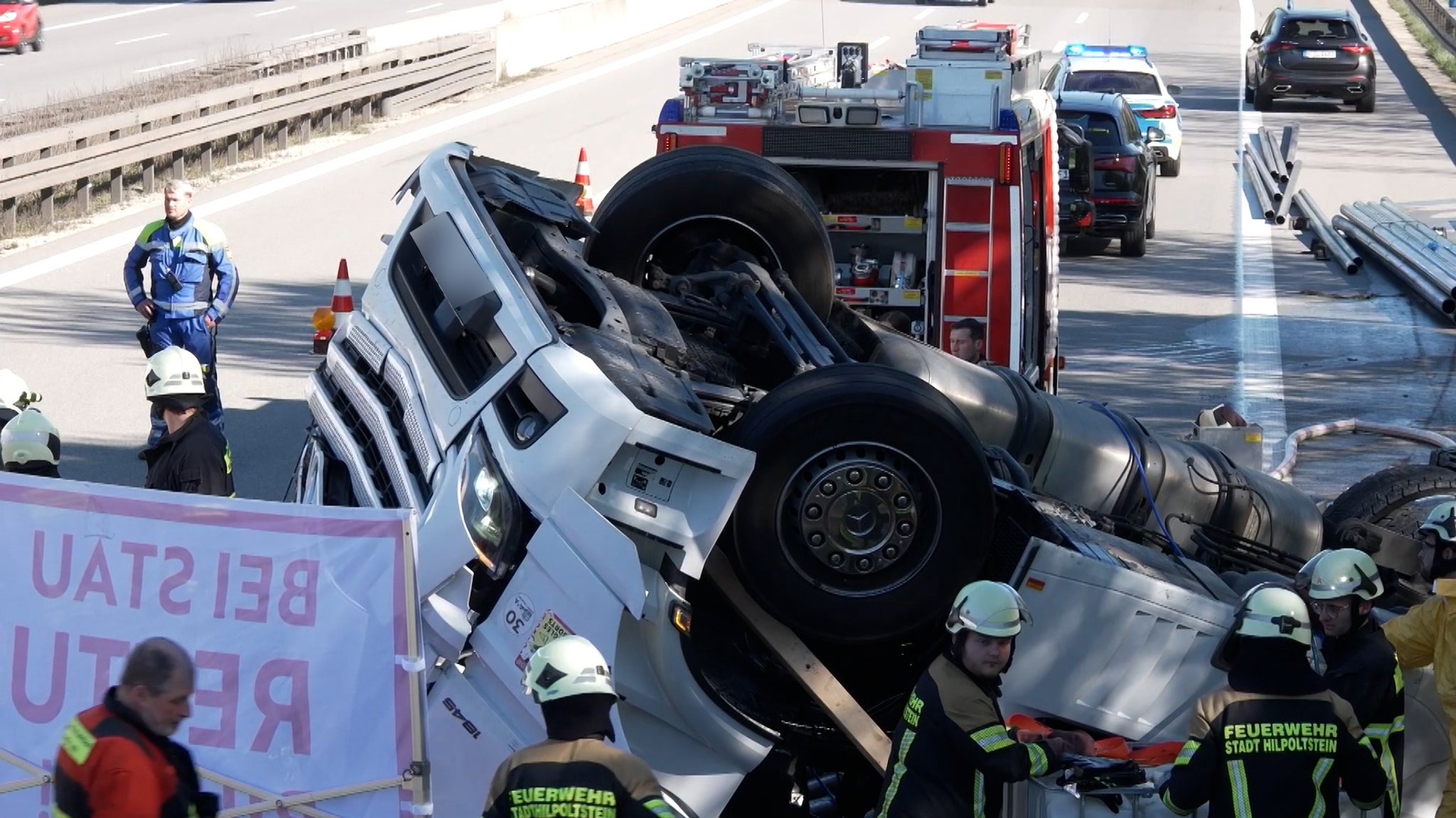 Feuerwehr und Rettungskräfte am Unfallort
