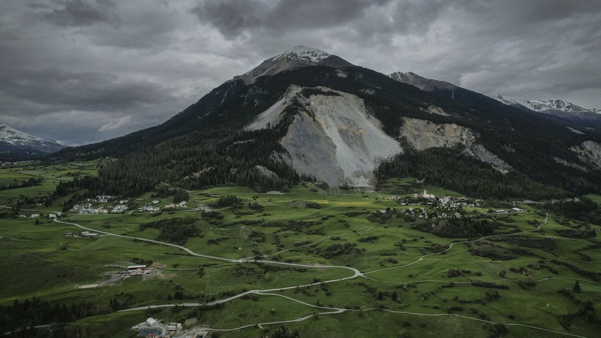 Felsmassen bedrohen Schweizer Dorf - Bewohner müssen gehen