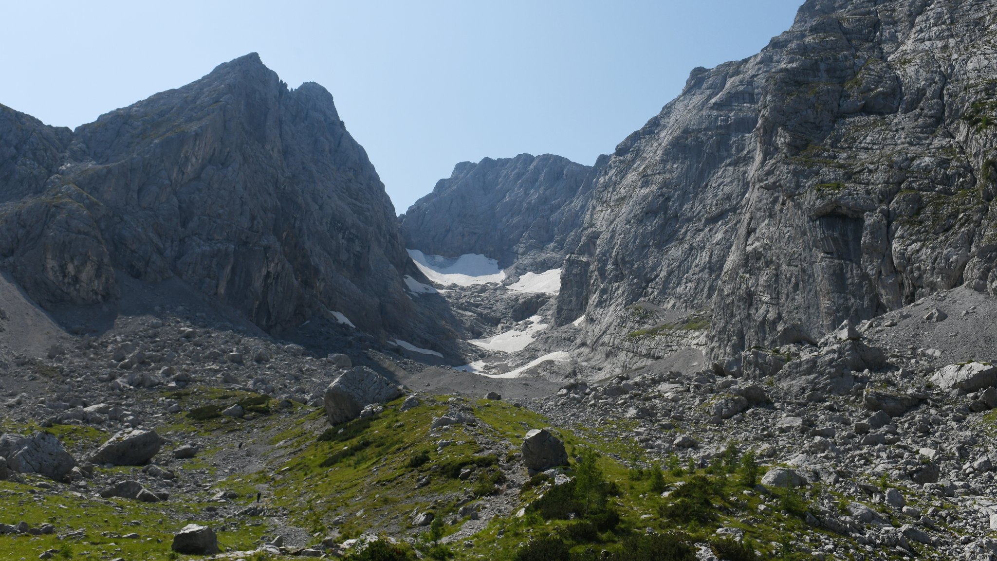 Altschnee liegt auf dem Blaueisferner, der zwischen den Wänden der Blaueisspitze und dem Hochkalter eingebettet ist. Der Gletscher liegt in den Berchtesgadener Alpen.