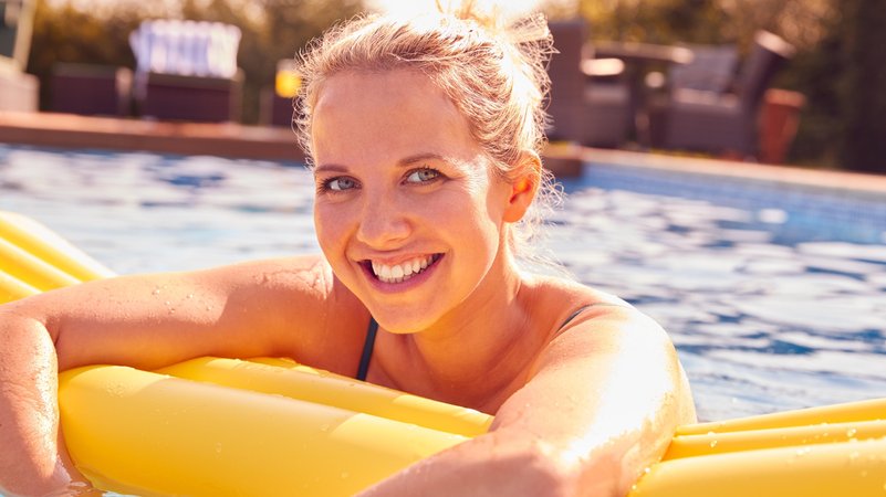 Sommer: Eine Frau badet im Pool.