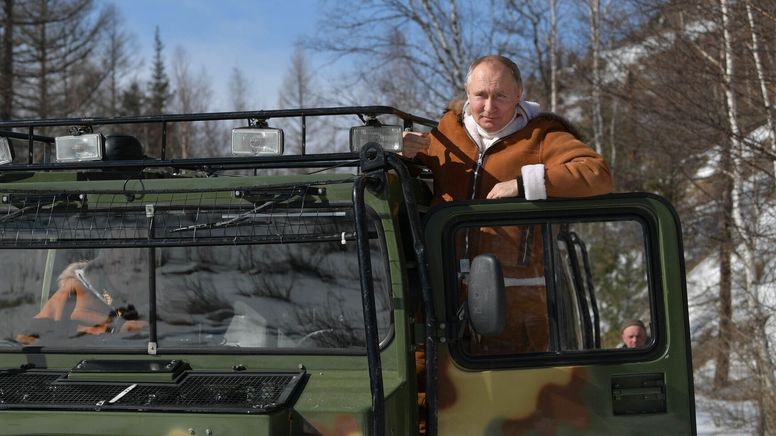 Der russische Präsident auf einem geländegängigen Fahrzeug am 21. März 2021 | Bild:Picture Alliance