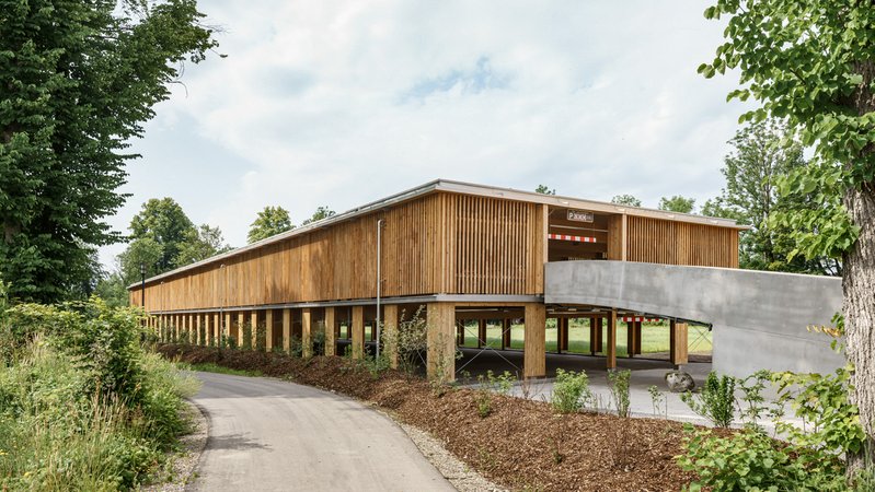 (Fast) ganz aus Buchenholz: Das Parkhaus in Bad Aibling | Bild: Sebastian Schels / HK Architekten (Fast) ganz aus Buchenholz: Das Parkhaus in Bad Aibling
