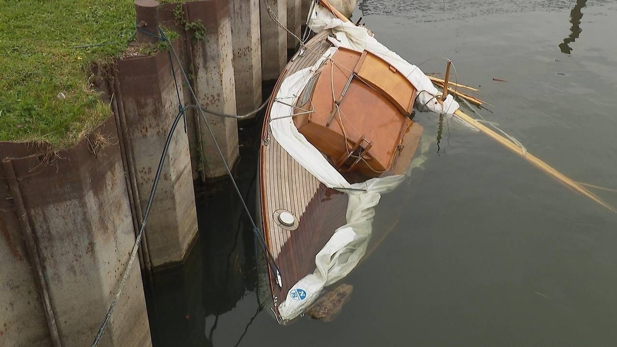 Das zerstörte Segelboot. | Bild: ORF Vorarlberg Das zerstörte Segelboot.