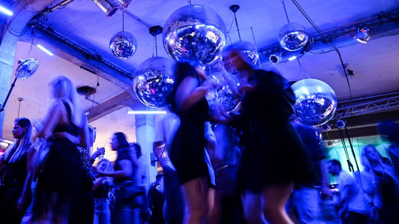 Dutzende Menschen tanzen zur Musik im Club Kantine in Ravensburg.