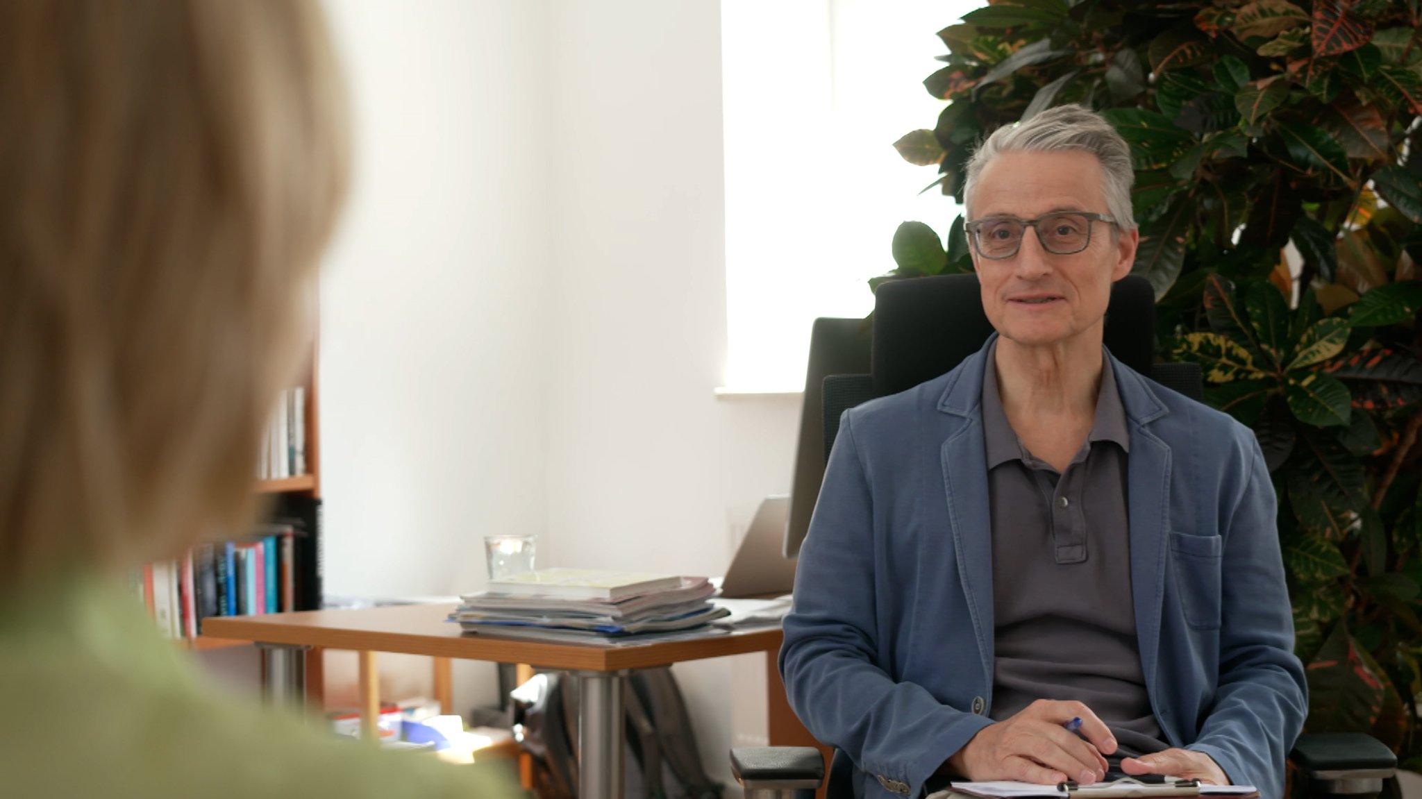 Bruno Waldvogel, Vizepräsident der Psychotherapeutenkammer Bayern, in seiner Praxis | Bild: Bayerischer Rundfunk 2026 Bruno Waldvogel, Vizepräsident der Psychotherapeutenkammer Bayern, in seiner Praxis
