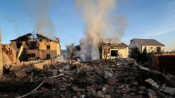 Trümmer nach einem Angriff auf Häuser | Bild:REUTERS/Vyacheslav Madiyevskyy