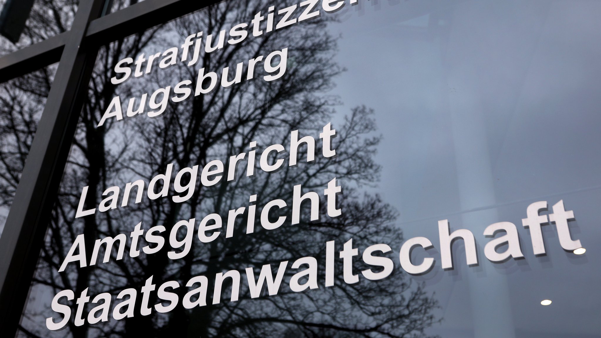 "Landgericht, Amtsgericht, Staatsanwaltschaft" ist am Strafjustizzentrum Augsburg zu lesen. | Bild: pa/dpa/ Karl-Josef Hildenbrand "Landgericht, Amtsgericht, Staatsanwaltschaft" ist am Strafjustizzentrum Augsburg zu lesen.