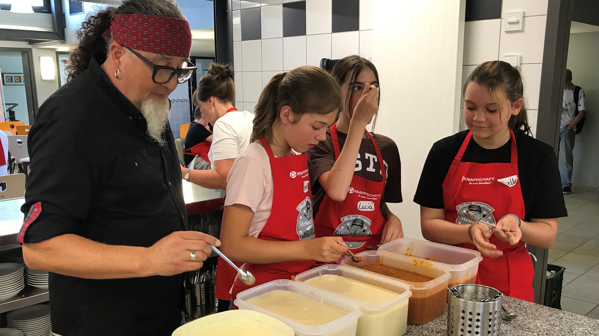 Sternekoch Stefan Marquard kocht mit Schülerinnen der Mittelschule in Mömbris.