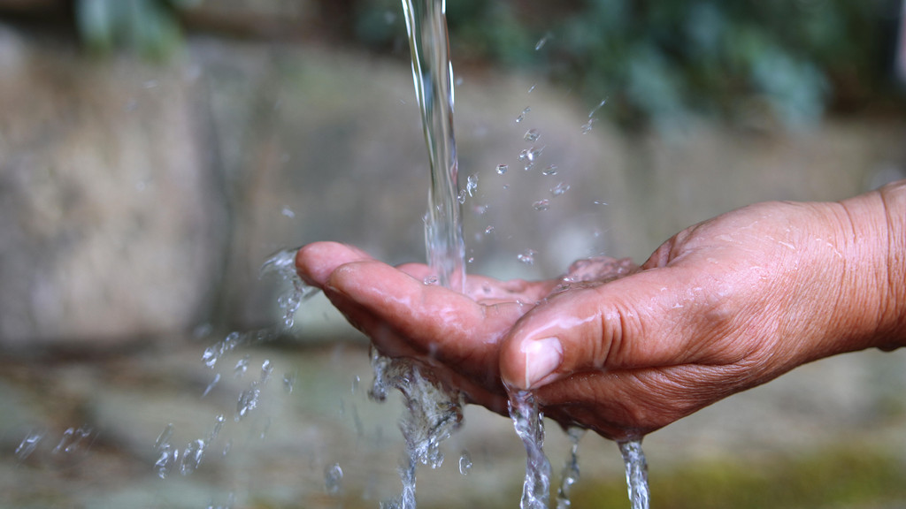 Angesichts des weltweit sich verschärfenden Trinkwassermangels ruft UN-Generalsekretär Guteress zum nachhaltigen Wassermanagement auf (Symbolbild Wasser) | Bild: picture alliance / Shotshop | Rüdiger Rebmann Angesichts des weltweit sich verschärfenden Trinkwassermangels ruft UN-Generalsekretär Guteress zum nachhaltigen Wassermanagement auf (Symbolbild Wasser)