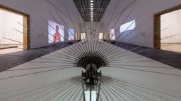 Blick in den großen Ausstellungsraum, im Vordergund: die Pfauenmaschine | Bild:Foto: Markus Tretter, © VG Bild-Kunst, Bonn 2024