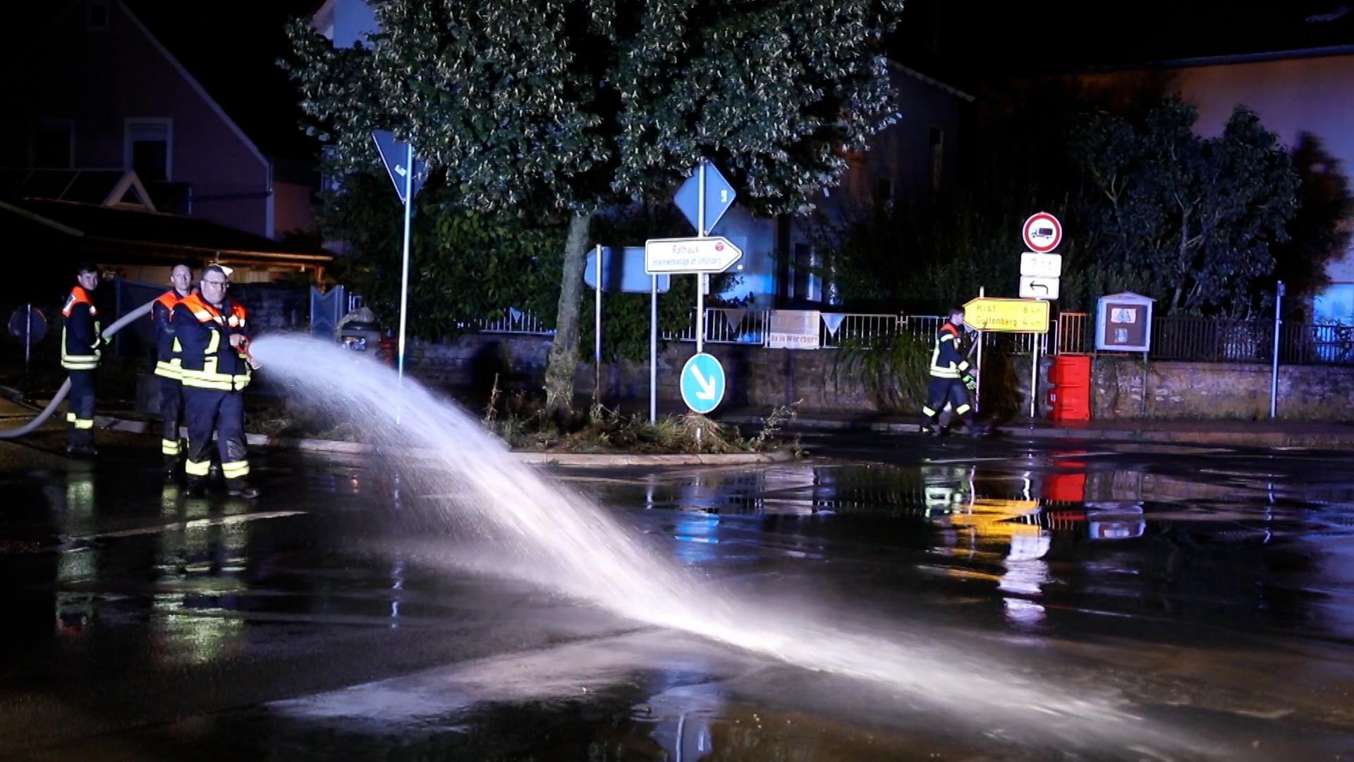 Starkregen setzt Reichenberg unter Wasser: Ortskern gesperrt
