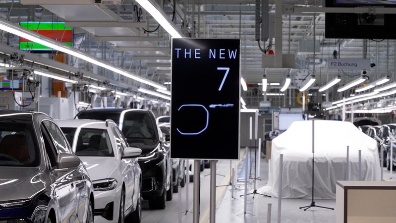 BMW startet Serienproduktion des neuen elektrischen i7