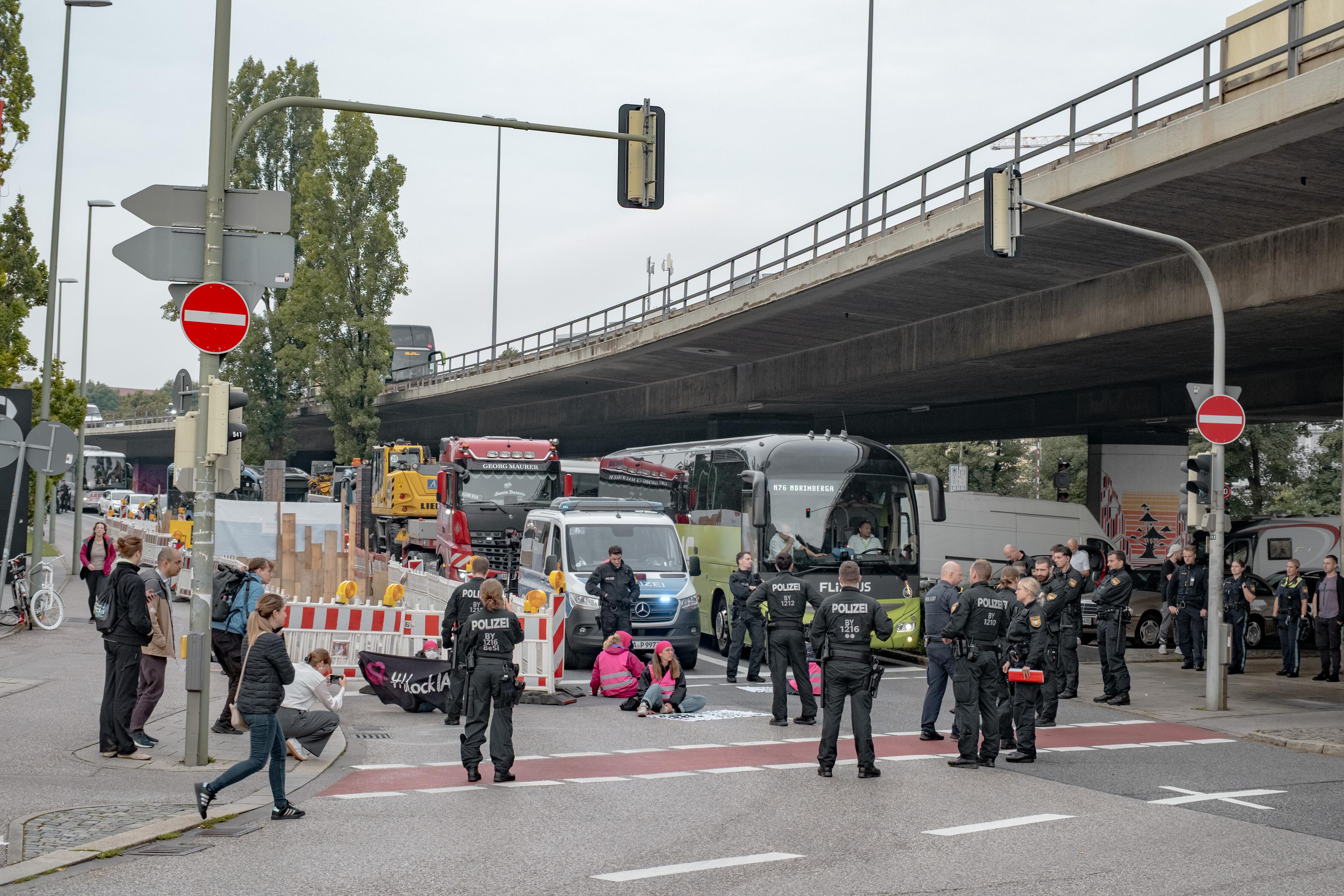 Aus Protest gegen die Automesse IAA Mobility haben sich Klimaaktivisten am Morgen auf einer Münchner Hauptverkehrsstraße festgeklebt.