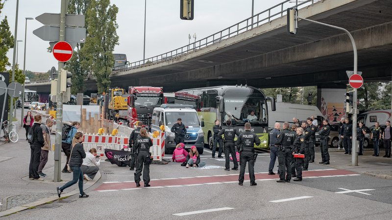 Aus Protest gegen die Automesse IAA Mobility haben sich Klimaaktivisten am Morgen auf einer Münchner Hauptverkehrsstraße festgeklebt. | Bild: pa/dpa/Thomas Vonier Aus Protest gegen die Automesse IAA Mobility haben sich Klimaaktivisten am Morgen auf einer Münchner Hauptverkehrsstraße festgeklebt.