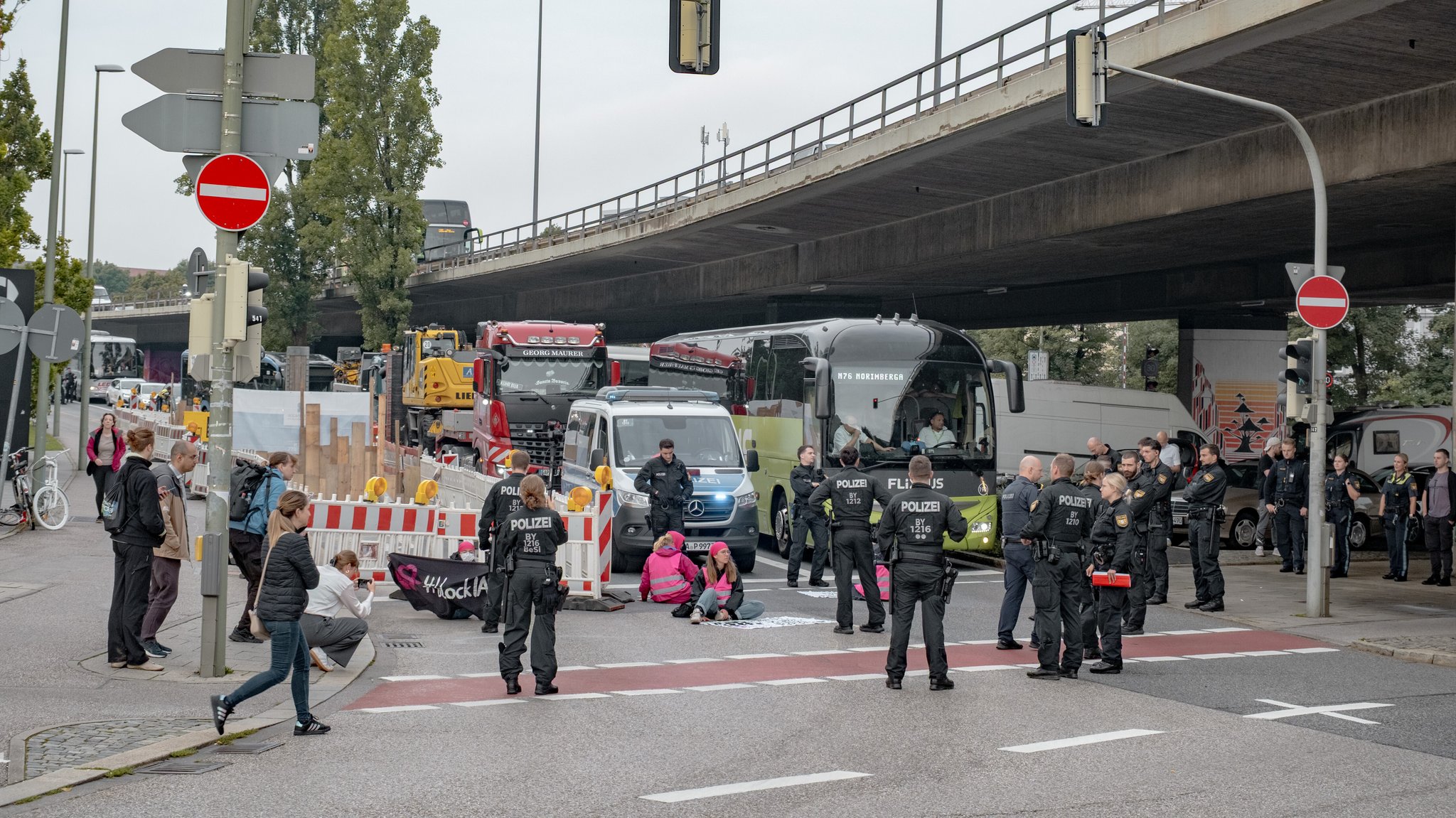IAA-Protest: Klimaaktivisten blockieren Straße in München
