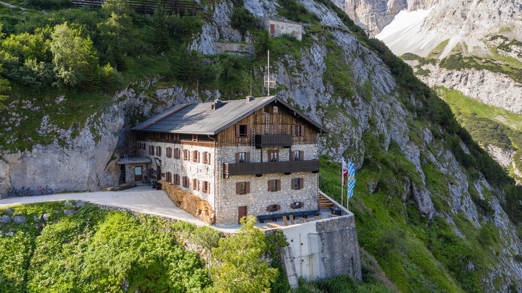 Beliebt bei Wanderern und Mountainbiker: Das Karwendelhaus oberhalb von Scharnitz an der Grenze zwischen Tirol und Bayern. 