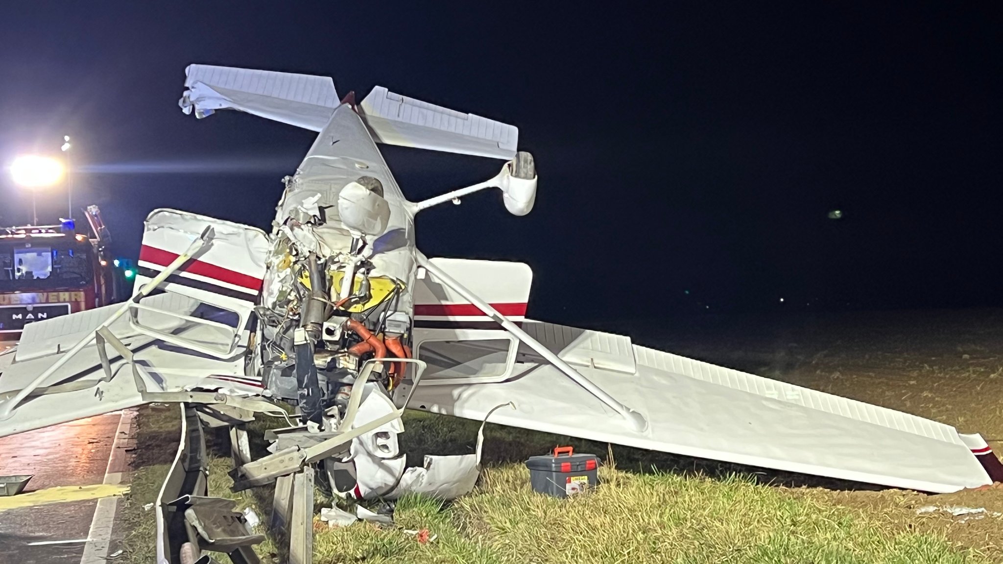 Nach dem Absturz eines Kleinflugzeugs am Montag geht die Polizei nun von einem wahrscheinlichen Pilotenfehler als Unfallursache aus.