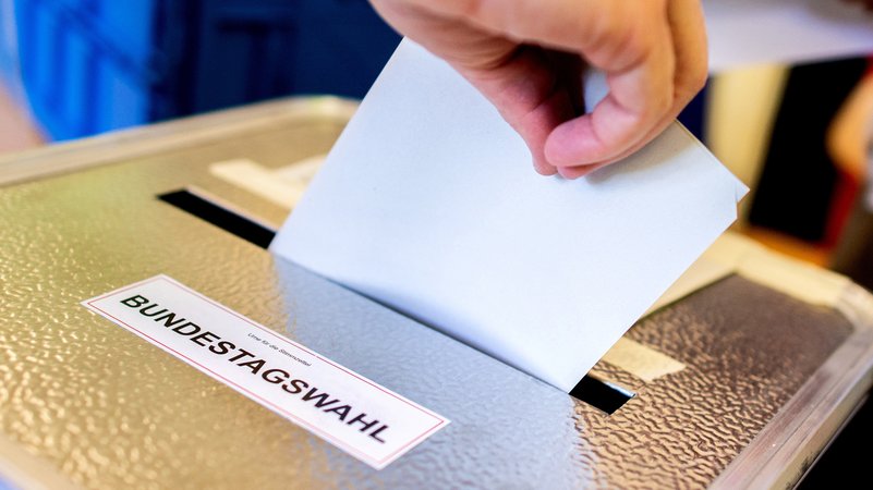 Ein Wähler wirft in einem Wahllokal seinen Stimmzettel für die Bundestagswahl 2021 in eine Wahlurne. | Bild: dpa-Bildfunk/Hauke-Christian Dittrich Ein Wähler wirft in einem Wahllokal seinen Stimmzettel für die Bundestagswahl 2021 in eine Wahlurne.